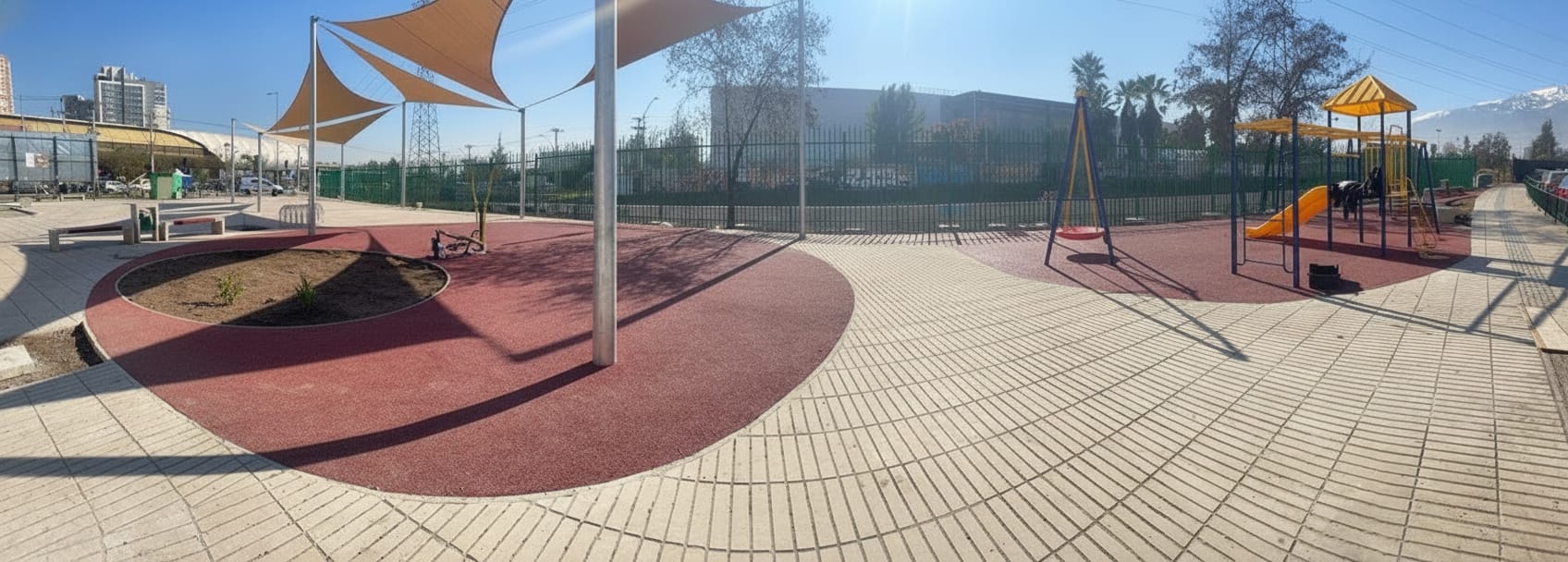 Plaza pública con juegos y áreas blandas construida por Grupo AG